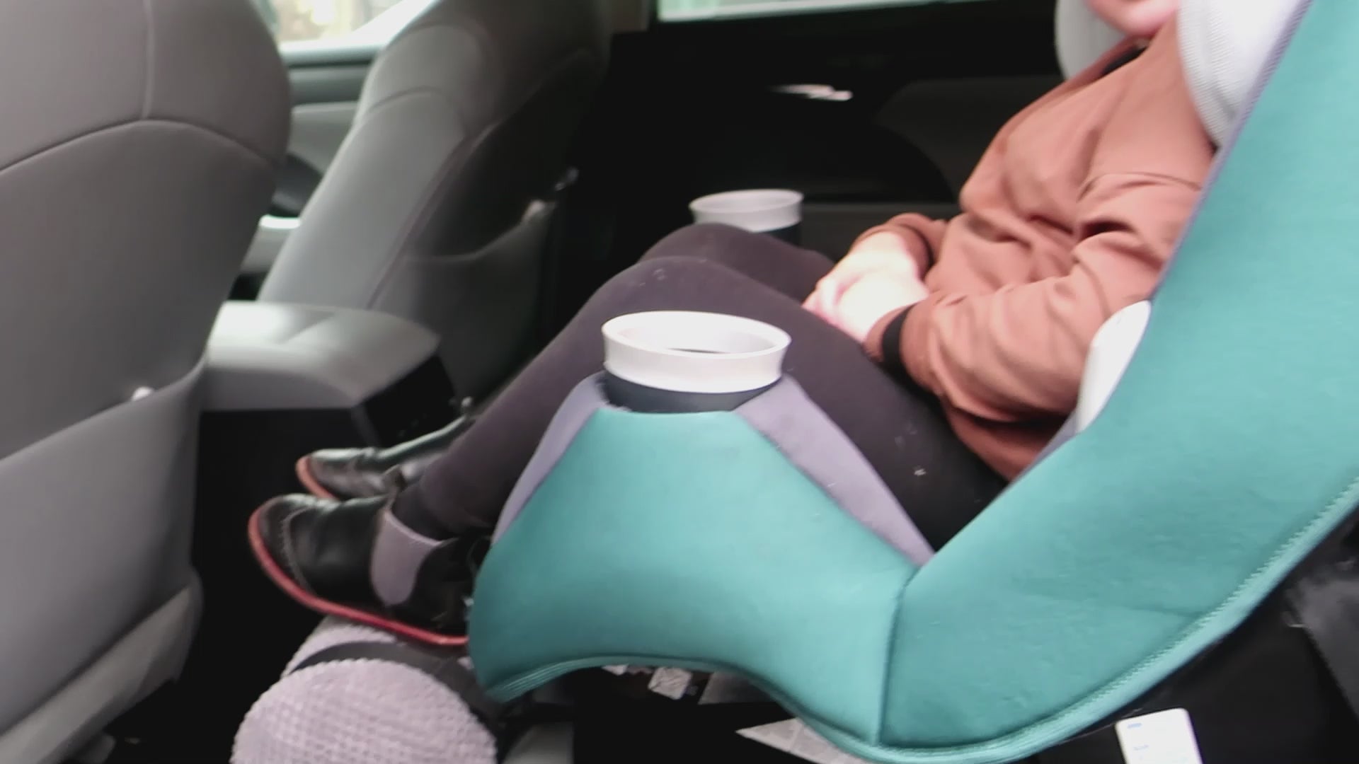Load video: Swanoo Car Seat Footrest